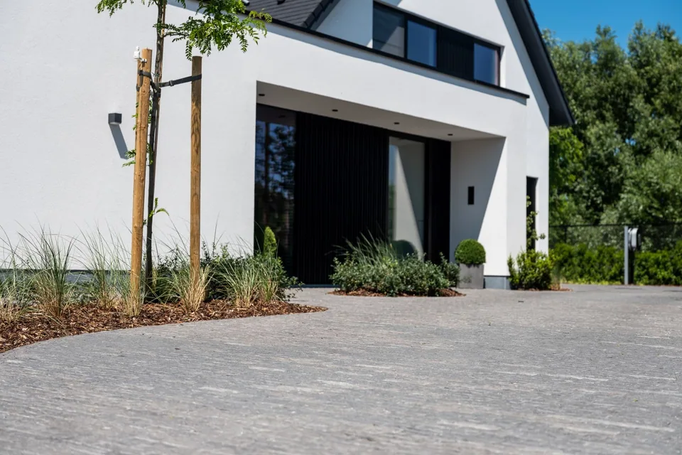 Nieuwbouwwoning met zwembad in De Haan – J.A.N Plus Architecten