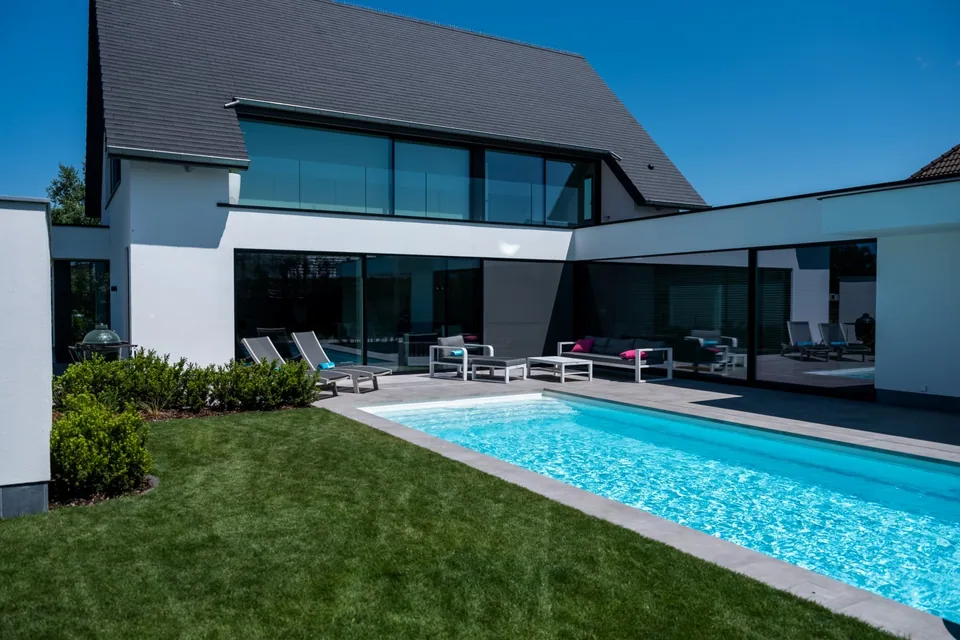 Zwembad bij nieuwbouwwoning De Haan