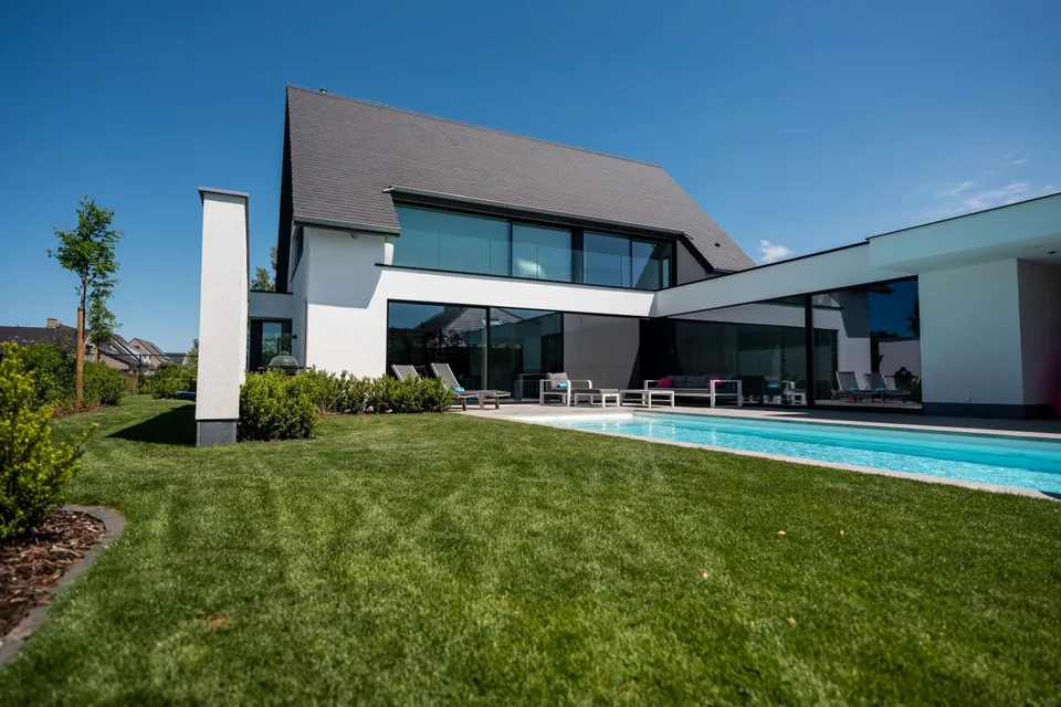 Zwembad bij nieuwbouwwoning De Haan