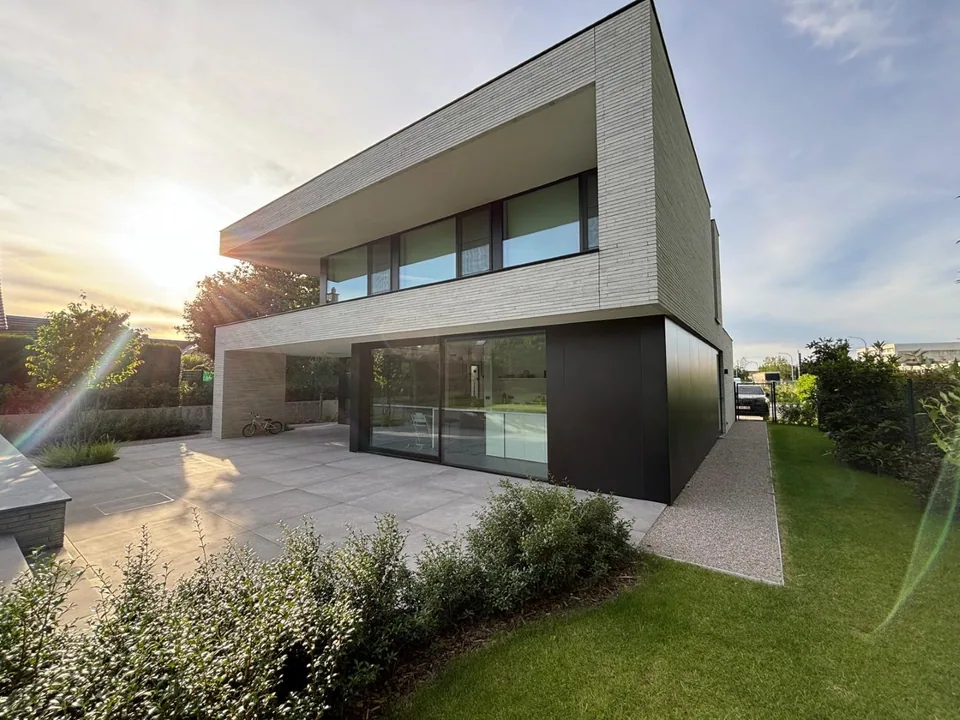 Achtergevel nieuwbouwwoning Roeselare met veel licht