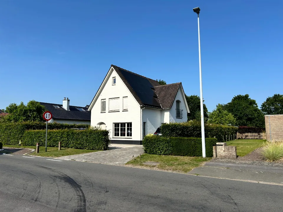 Architectuurbeeld van de gerenoveerde woning in Sijsele Damme door J.A.N plus Architecten