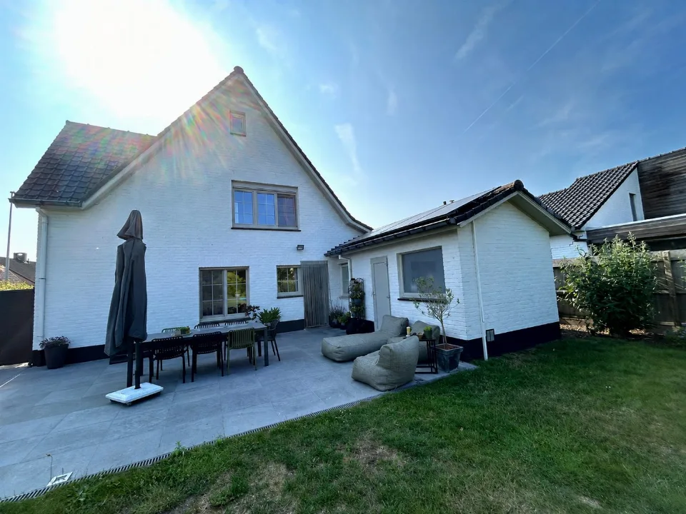 Zicht op de gerenoveerde woning in Sijsele Damme