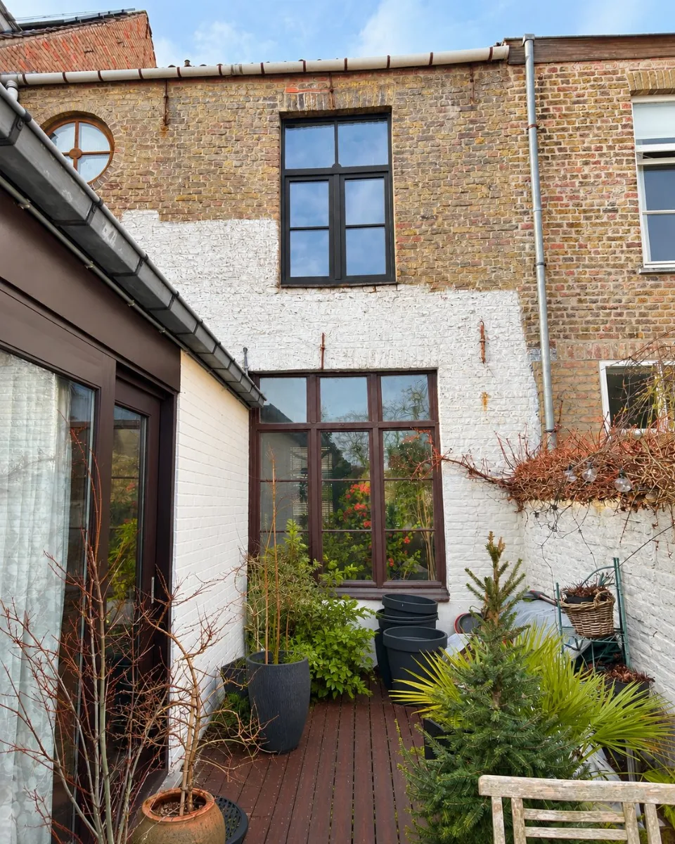 Achtergevel met grote raampartijen van de gerenoveerde woning in Brugge