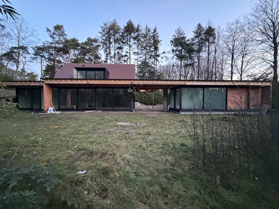 Zwembad en poolhouse bij woningrenovatie Brugge